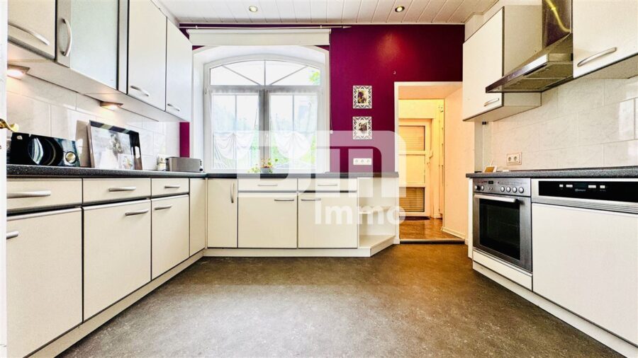 Sanierter Wohntraum mit Garten / Terrasse und 2 Garagen + vielen Extras - EG Küche / Zugang Terrasse / EBK